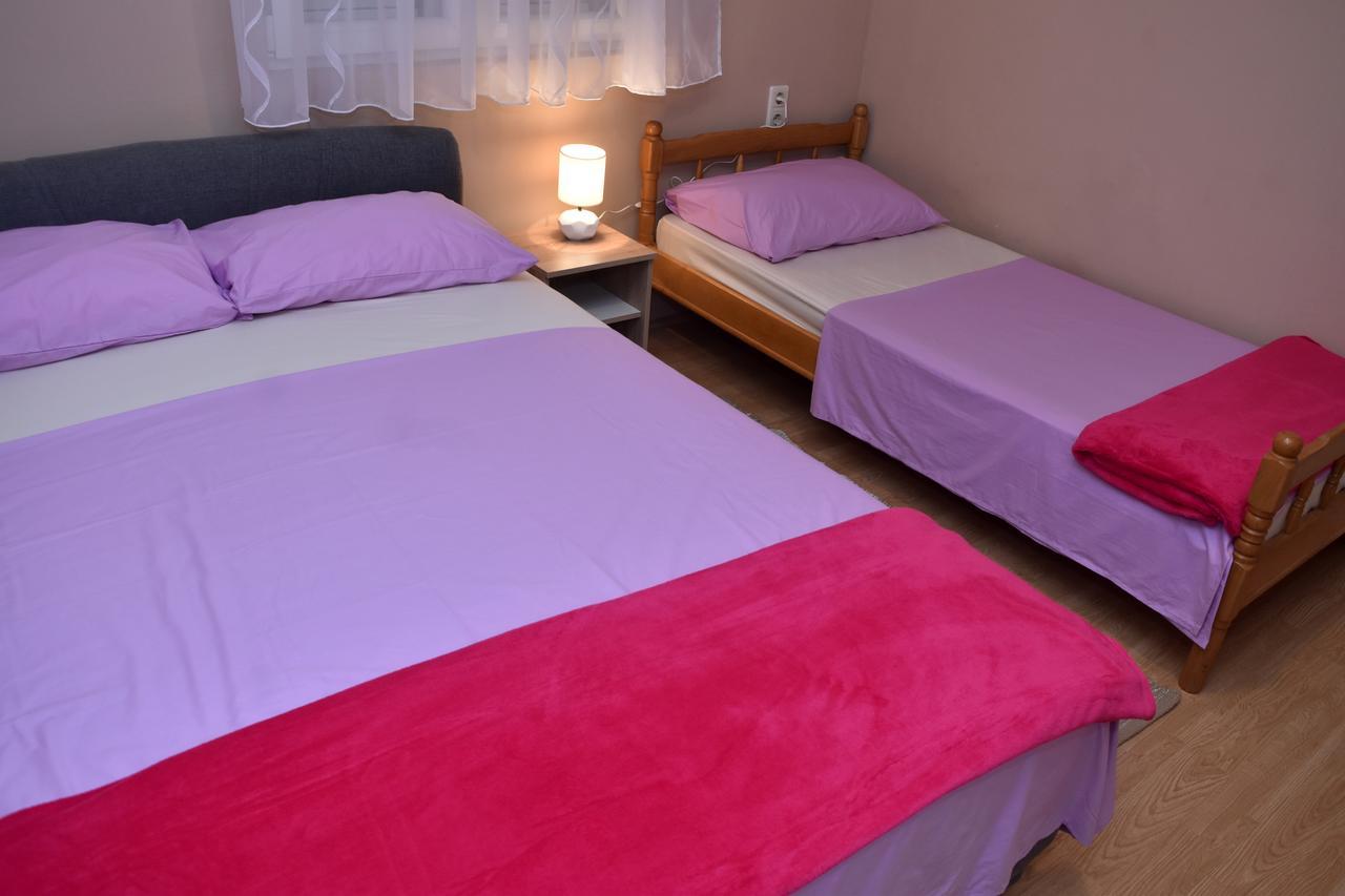 Apartments Oresic Vir Esterno foto
