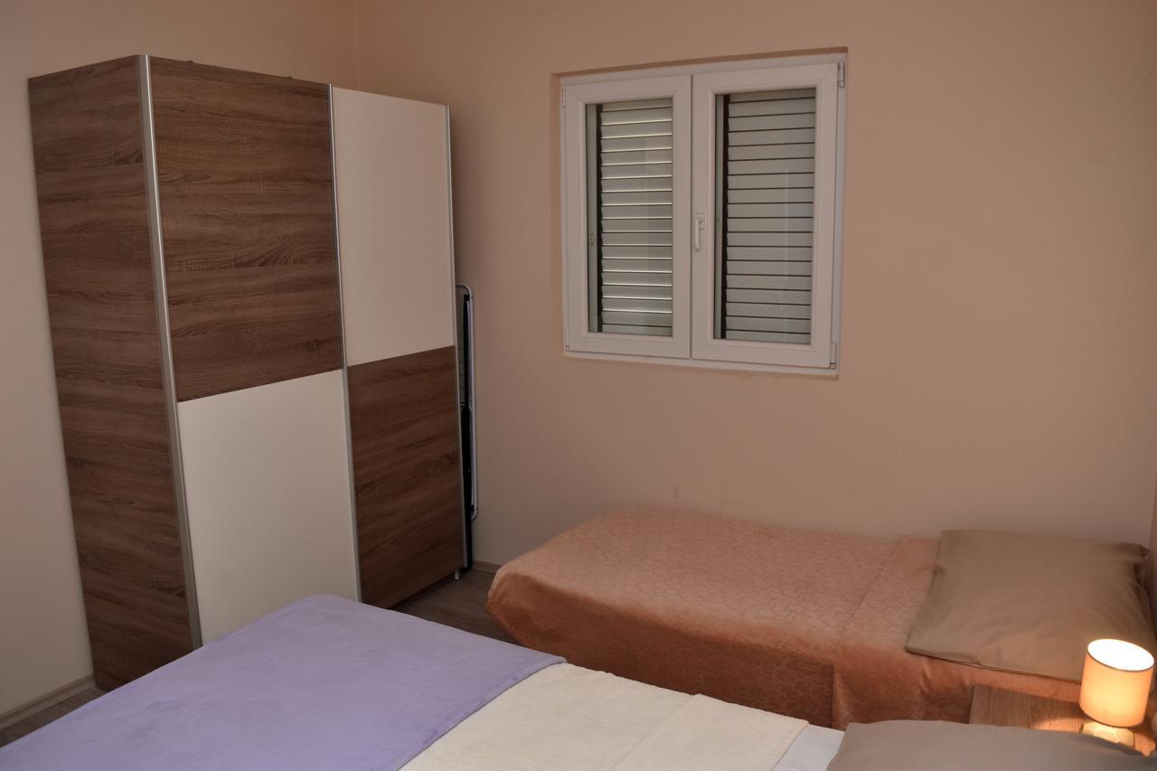 Apartments Oresic Vir Esterno foto